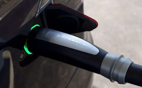 过热竟会融化塑料壳特斯拉决定召回7000个充电器