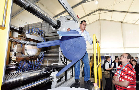 Polisol在墨西哥塑橡胶展上展示大型注塑机